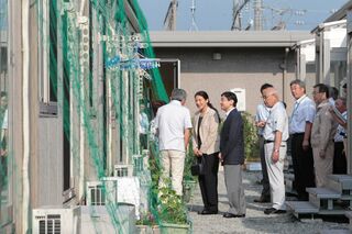'11年7月　福島・郡山市で仮設住宅を慰問した皇太子ご夫妻。「仮設はどうですか」と熱心に声をかけられていた