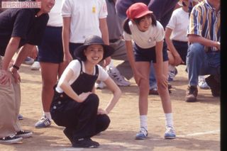 運動会の親子競技の出番を待つ神田沙也加さん（当時11歳）と松田聖子（1997年10月）