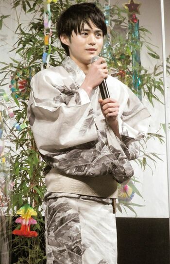 鈴鹿央士、透けそうなほどあふれ出る透明感。美肌に明るめカラーの浴衣が映えている（写真／公式SNSより）