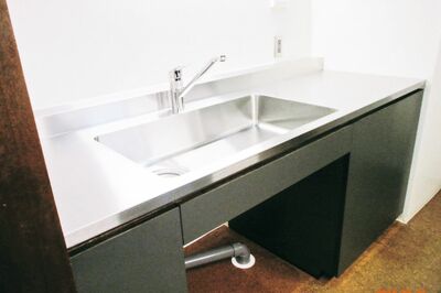 シンクとガス台の下をあけて、車イスになっても膝が楽に入る作りになっている。仕切りのない広いシンクは、洗い物もしやすい　写真提供／長谷川潤（書籍『85歳現役、暮らしの中心は台所』より）