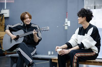 劇中では、前山がギター演奏と歌声も披露　撮影／廣瀬靖士