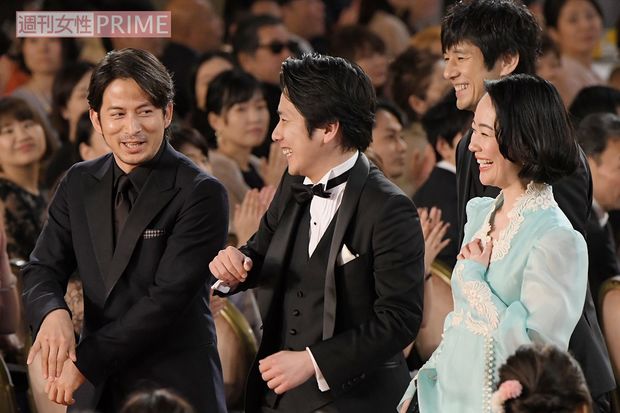 （左から）岡田准一、二宮和也、黒木華（後ろ）西島秀俊