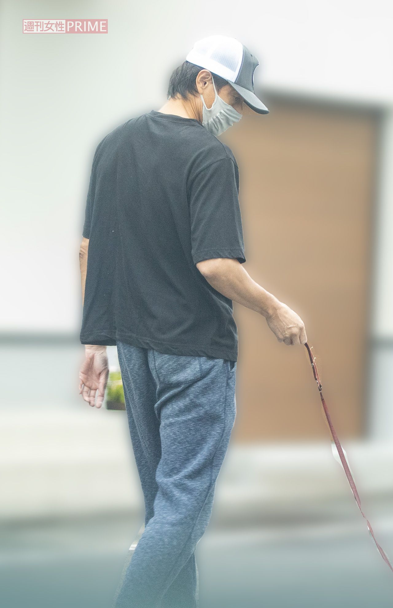 2021年10月、愛犬を散歩させていた吉田栄作