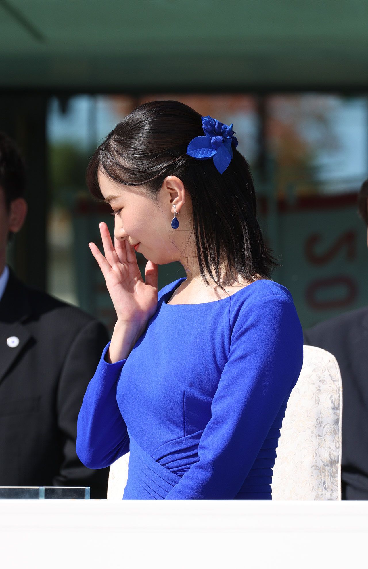 ドレスからアクセサリーまで青色で統一された佳子さま。滋賀県のシンボルである”琵琶湖”を意識されたのではとの声も