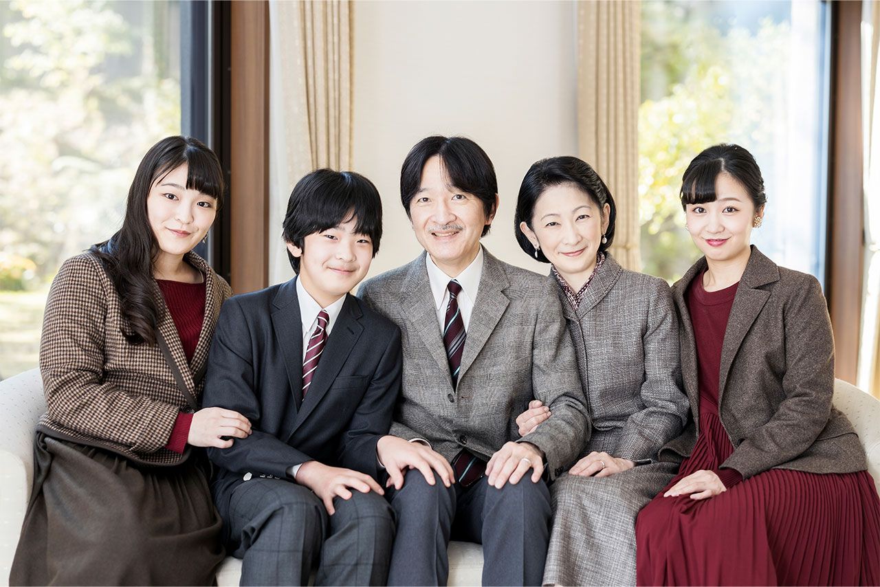 ランプに使用された2020年11月、秋篠宮さま誕生日の際のご一家での写真（宮内庁提供写真）