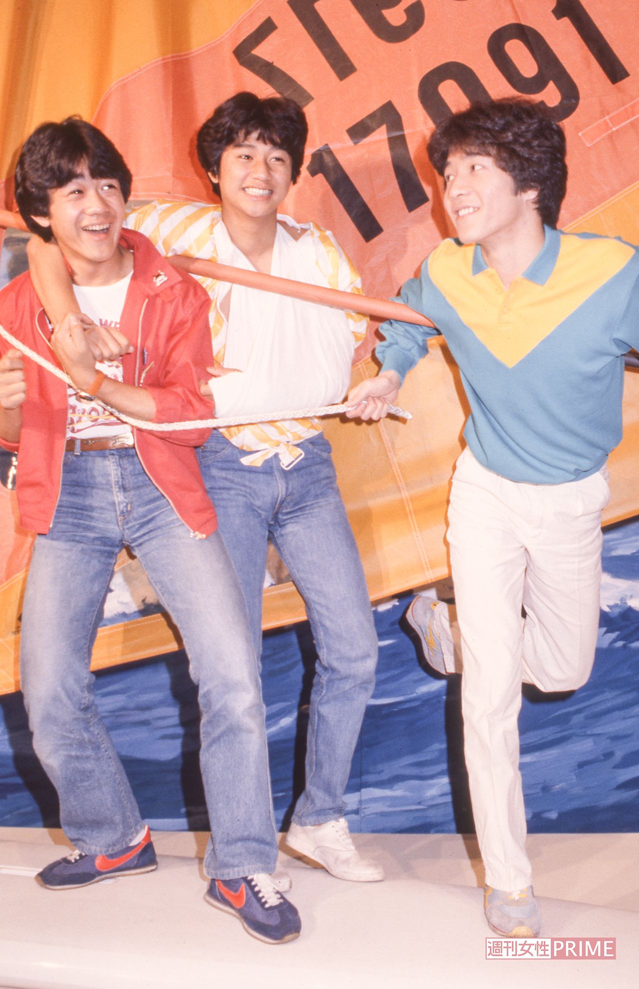 映画『ブルージーンズメモリー』完成会見。撮影期間中、マッチがコンサートのステージから転落して腕を骨折したため、急きょ、ケンカで骨折するストーリーに変更されたそう（'81年5月）