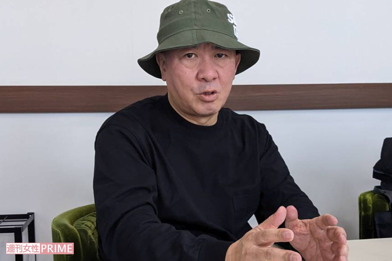 直撃に答える三又又三（2022年12月撮影）