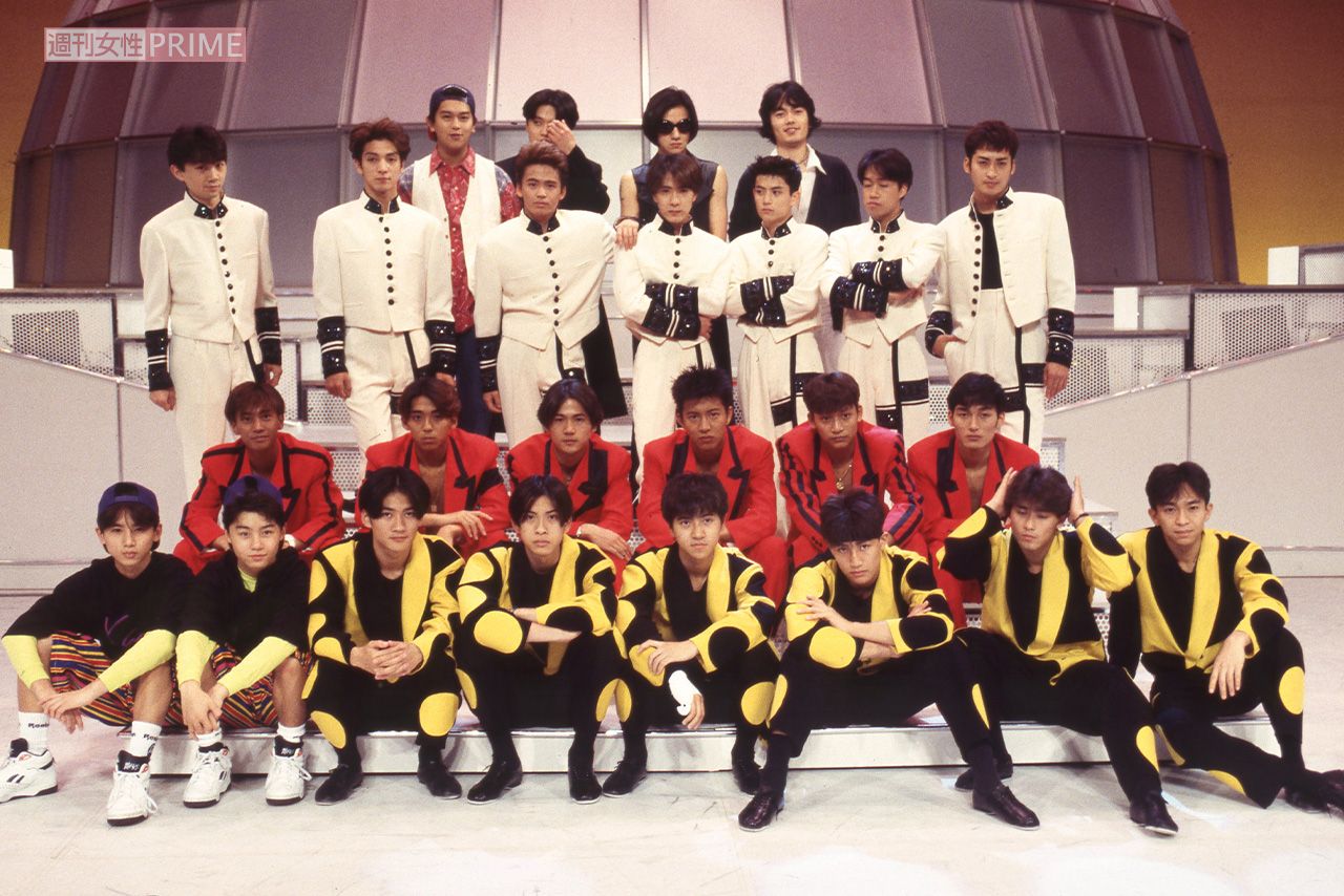 1993年5月、NHK『アイドルオンステージ』収録にて。上から男闘呼組、光GENJI、SMAP、KinKi KidsとTOKIO。元メンバーの小島啓（下段、右から4番目）の姿も