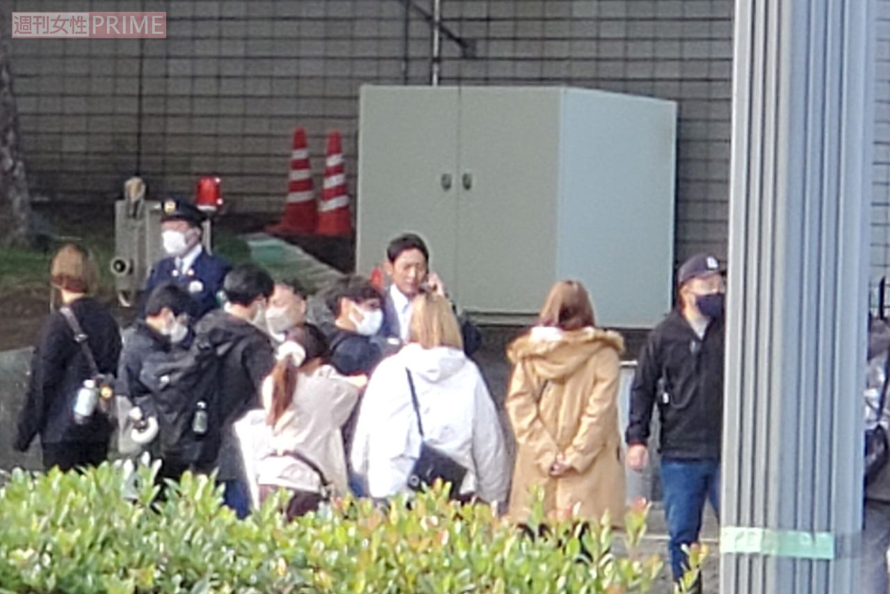 警視庁前でドラマの撮影中の小泉孝太郎（3/5）