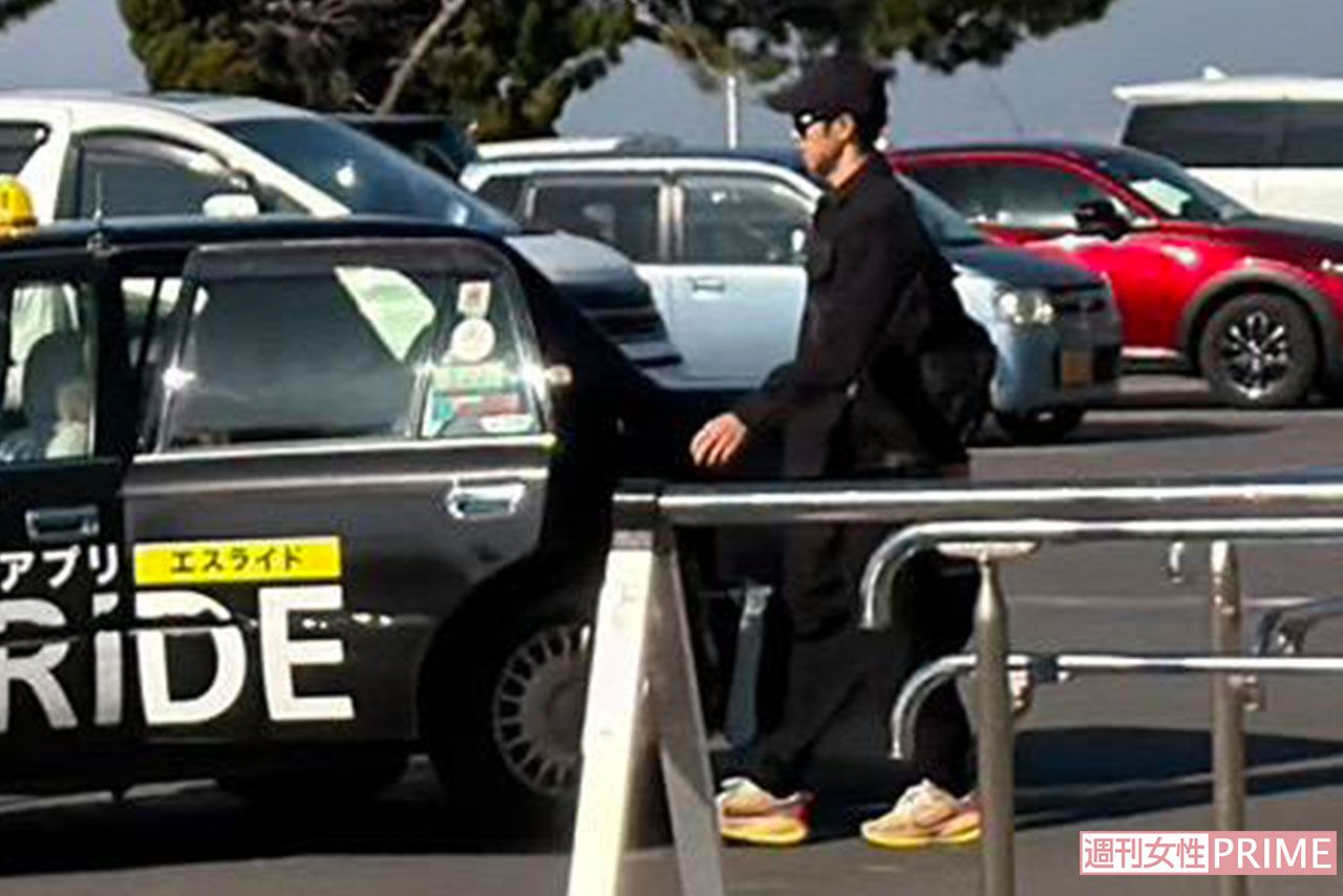 千葉・木更津にある海沿いの高級ホテルに家族と宿泊した小島よしお。片手にはイタリア発の高級ブランド『マルニ』のバッグが
