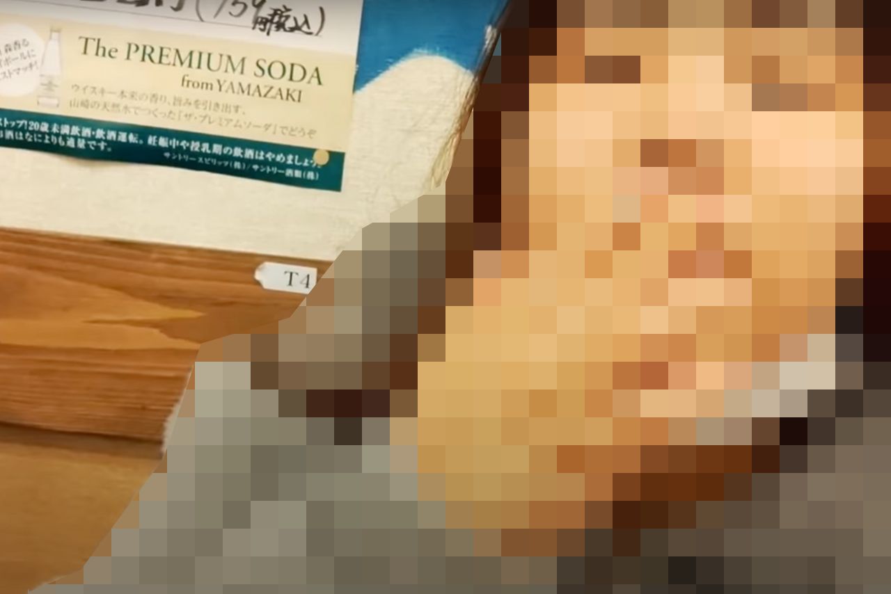 たばこをふかしながらインタビューに答える女性（YouTubeより）