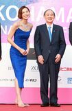 今年5月、横浜国際映画祭にシークレットゲストとして登場した菅氏。米倉涼子さんの隣でにこやかな表情