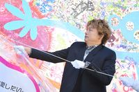 香取慎吾、青山学院大学に10m越えの”巨大壁画”展示「見ている姿を、見に来ます！」