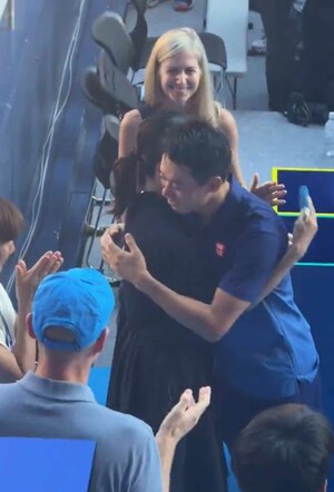 現役ラストマッチ後に最愛の妻と熱いハグを交わす錦織（木下グループジャパンオープンテニス公式Xより）