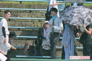 SixTONESのうちわを手に持つジェシー