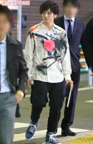 1次会を終えた生田。左手に似顔絵のイラストが描かれた色紙を持っていた