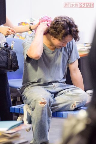 この日は真夏日となったうえ、ロケ場所は風通しも悪く、汗もふき出す暑さの中で撮影が行われた　撮影／渡邊智裕