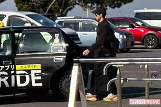 千葉・木更津にある海沿いの高級ホテルに家族と宿泊した小島よしお。片手にはイタリア発の高級ブランド『マルニ』のバッグが