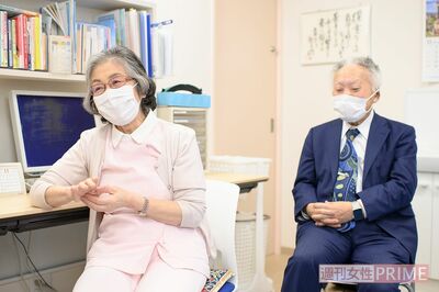 妻・百合子さんの話に聞き入る家森先生。互いを尊敬している　撮影／渡邉智裕