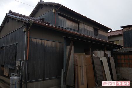 山田容疑者宅。写真の手前に工房があり、敷地の境の壁は騒音を抑えるため設置された