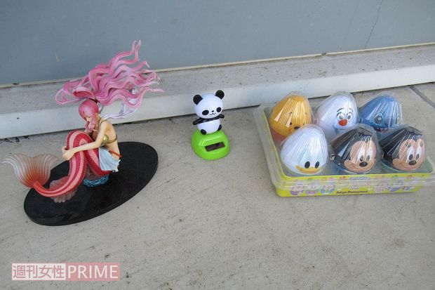 容疑者がプレゼントした人魚のフィギュアやおもちゃ