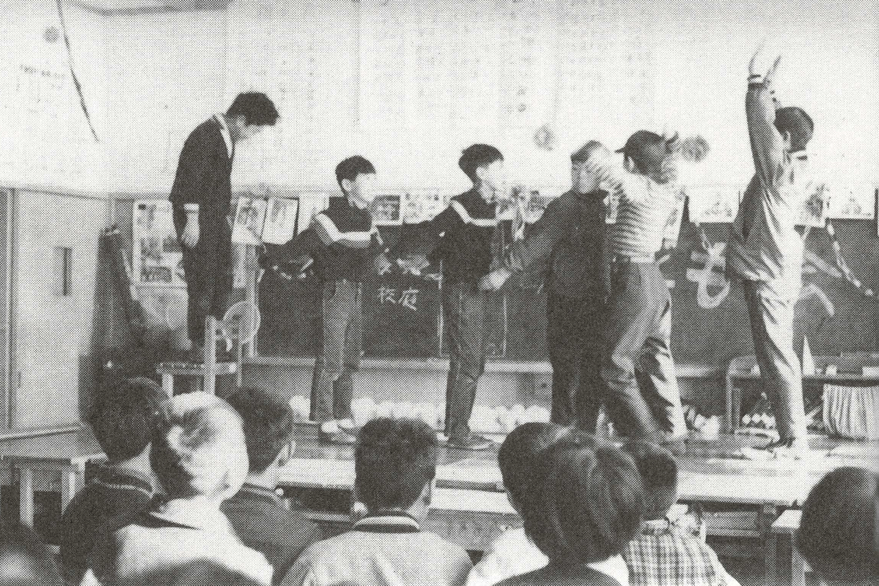 小学校の学芸会で自作のコントを（左から3番目）