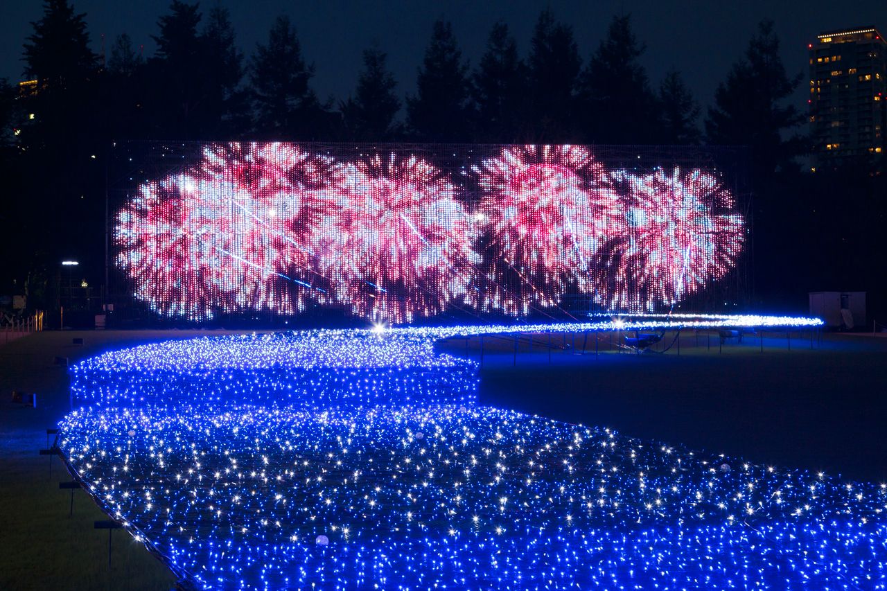 花火と清流を表現したイルミネーション。8月10日～13日は、本物の花火との競演も！／東京ミッドタウン「MIDTOWN LOVES SUMMER 2017」