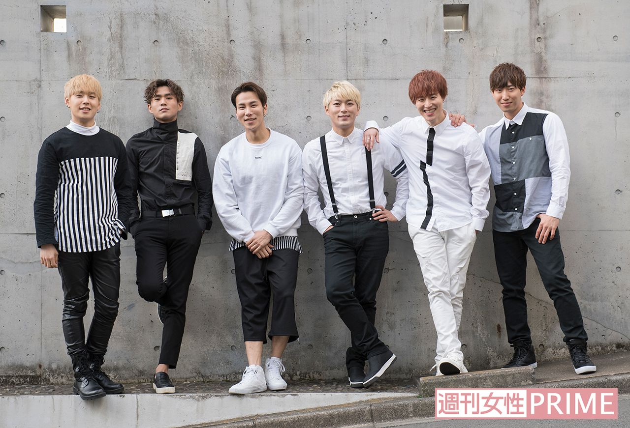 CODE-Vの6人。左からウシク（25）、テフン（19）、ナロ（30）、ソル（29）、ルイ（30）、サンウ（31）　撮影／高梨俊浩