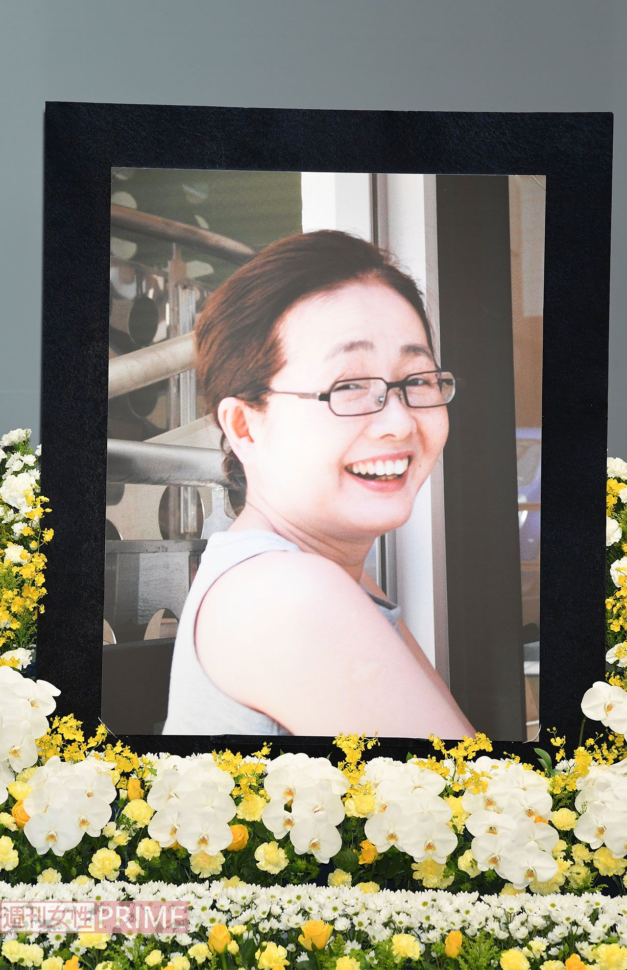 祭壇に飾られた和枝さんの遺影。胡蝶蘭などの花々に彩られていた