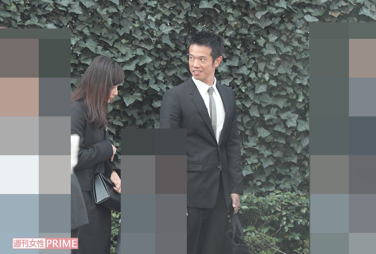 小学校の入学式に訪れた庄司と藤本