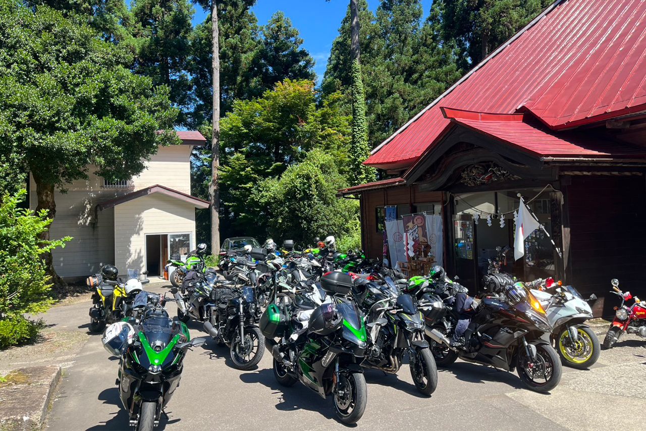 宮司も大のバイク好きで有名。社務所は全国から集うライダーの憩いの場に