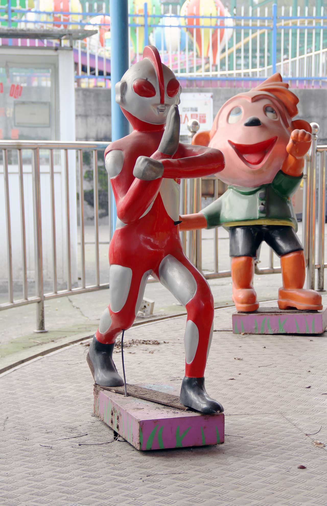 シリーズが始まってから約50年。今はいろんなウルトラマンがいるんだね……って、違いますから！　ちなみに、中国でもウルトラマンは根強い人気を誇っているそう　撮影／関上武司さん