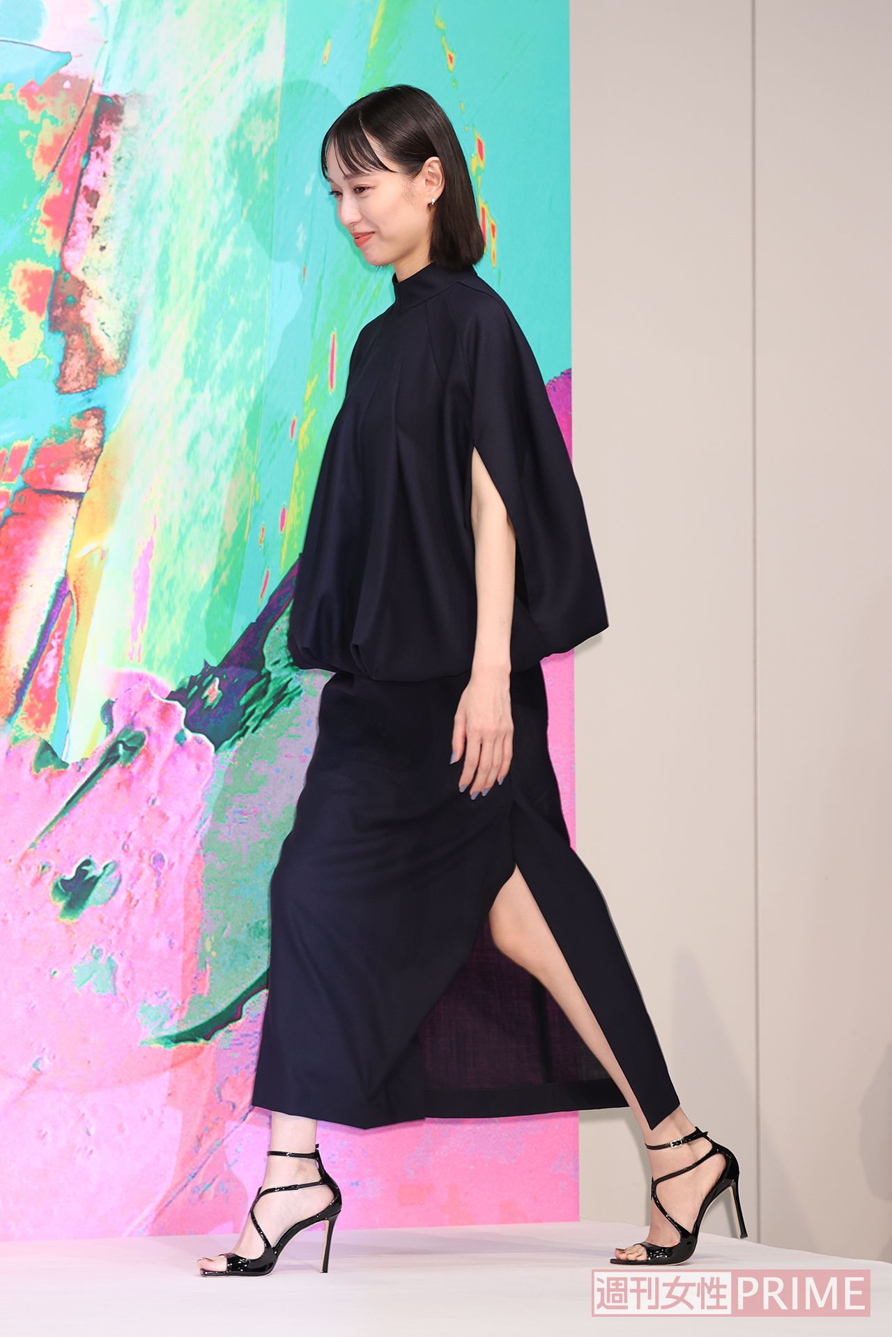 「新しい命を授かりました」。俳優・松坂桃李（34）と結婚して2年、第1子を妊娠した。発表1か月前の10月27日には東京国際映画祭にピンヒールを履いて出席したが、ウエストまわりがゆったりのドレスは予兆があったのかも。