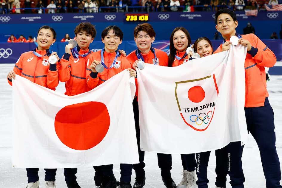 ミラノ・コルティナ五輪フィギュアスケート団体で2大会連続の銀メダルを獲得した日本代表選手団（撮影／JMPA）
