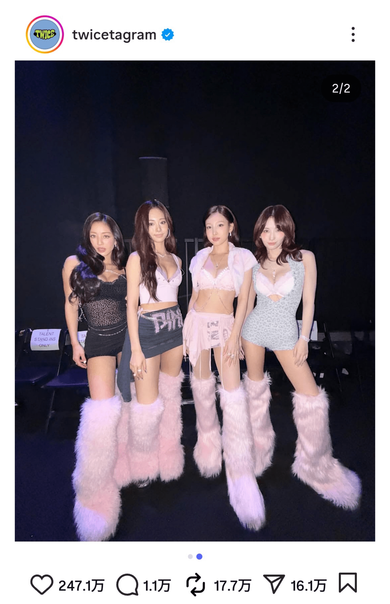胸元が大きく開いた衣装を着るTWICEジヒョ、ナヨン、モモ、ツウィ(画像はTWICE公式インスタグラムより)