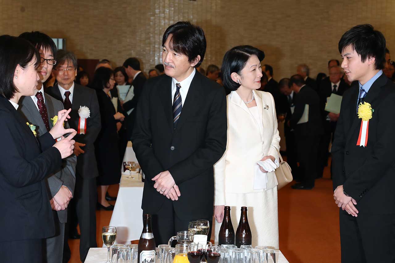 「育志賞」授賞式の後に行われた受賞者との記念茶会にもご参加（3月8日）