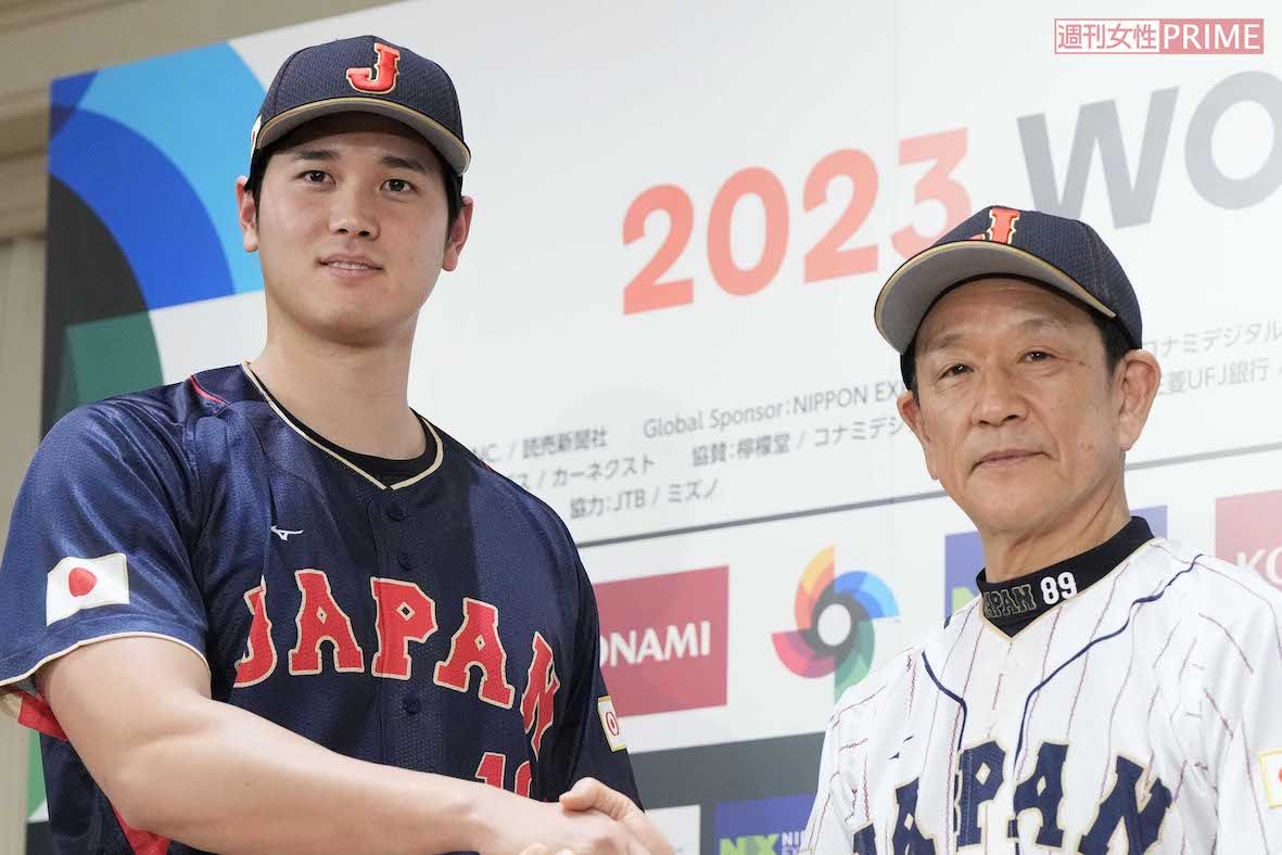 大谷翔平（左）と栗山英樹氏