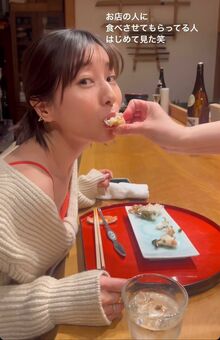 カウンター越しにいる店員さんにカニを“あーん”して、食べさせてもらっている（田中みな実のインスタグラムより）