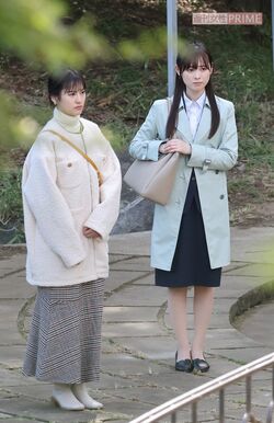 2023年9月下旬、『正直不動産2』の撮影に参加する福原遥（右）と恒松祐里（左）。この日、ディーン・フジオカの姿はなかった
