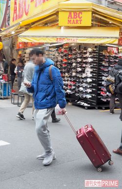 マホ片手に宿泊先を探す旅行者いずれも台東区で