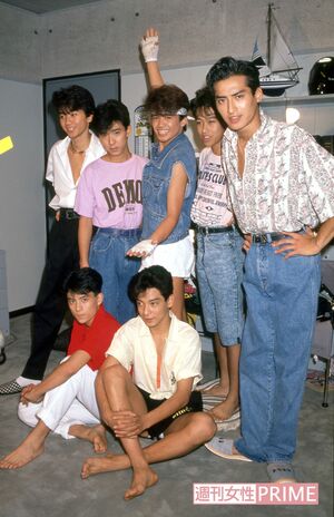 '88年の光GENJI。後列左から内海光司、佐藤寛之、諸星、山本淳一、大沢。前列は佐藤敦啓と赤坂晃