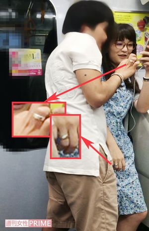 ペアのリングとブレスレットを身につけ、スマホを見せ合う眞子さまと男性（'16年10月2日）