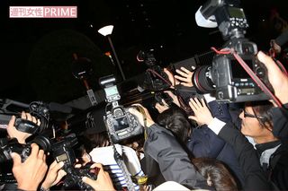 神田沙也加さんと村田充の結婚パーティーに集まった報道陣その３（'17年5月13日）