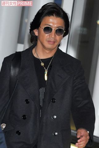 深夜帰国の木村拓哉。お疲れかと思いきや、空港ファッションには妥協ナシ（'18年)