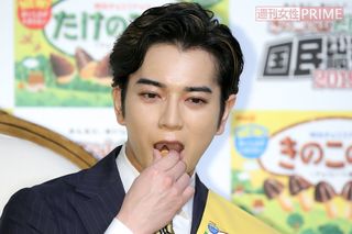 ライバルだった『たけのこの里』を食べる松本潤　撮影／佐藤靖彦