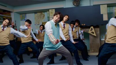 今年リリースの『Habit』は、独特なダンスが若者を中心に流行（公式YouTubeチャンネルより）