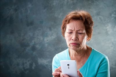 50代から注意！ 高齢者に増える『スマホ認知症』、“脳の劣化”を防ぐ8つの生活習慣
