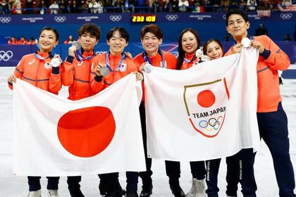 ミラノ・コルティナ五輪フィギュアスケート団体で2大会連続の銀メダルを獲得した日本代表選手団（撮影／JMPA）