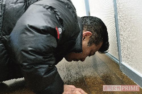 特殊清掃を終えると、鼻を床に押しつけるようにして最終確認を行う。死臭が残っていないか部屋中を調べる。納得がいかなければ何度でもやり直すという