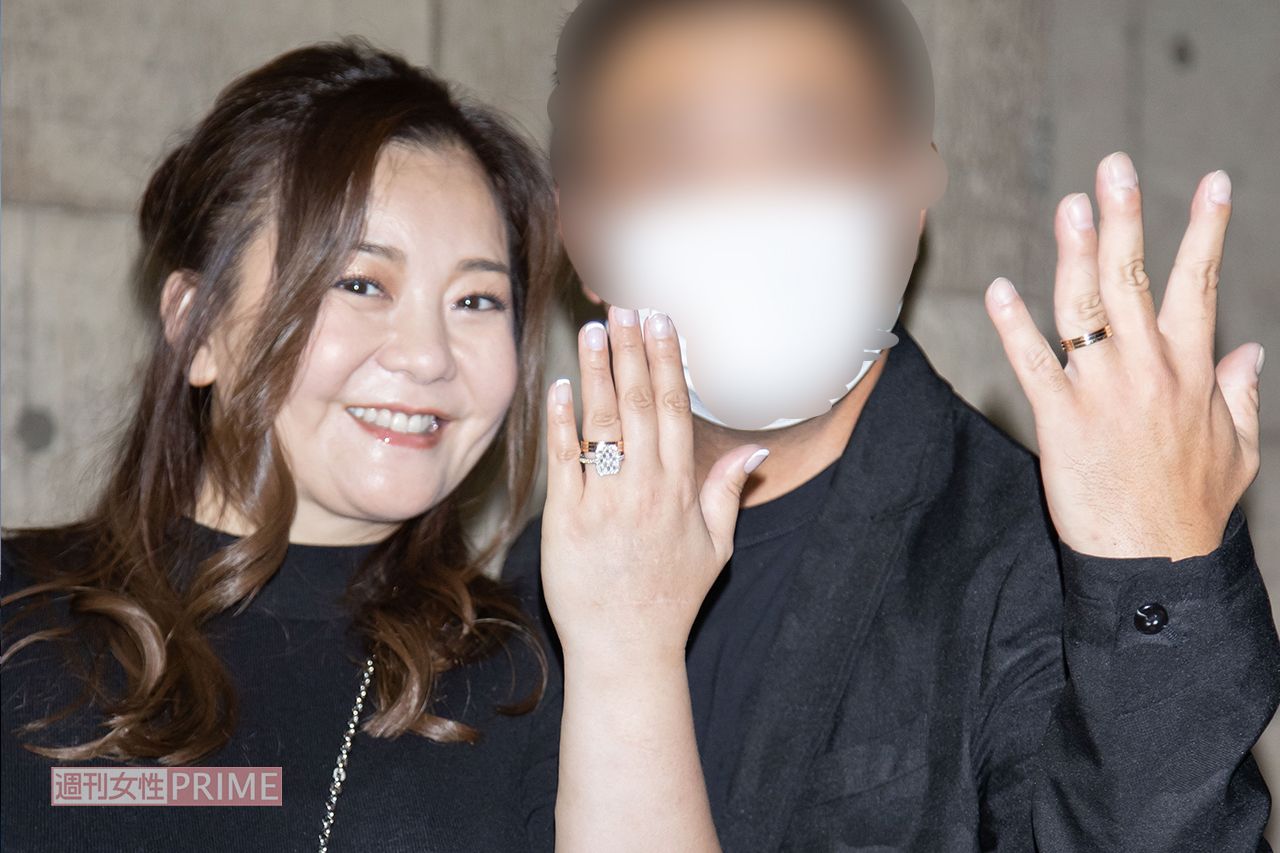 夫婦で結婚指輪を見せる華原朋美と夫のAさん